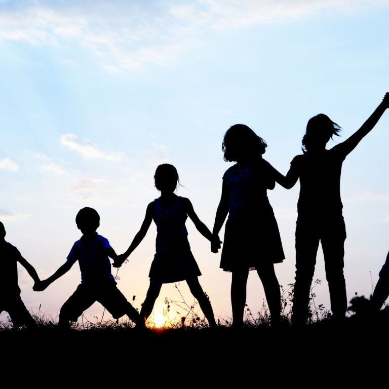 Niños jugando en el campo
