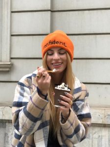chica comiendo helado de chocolate bean to bar de Iván Pascual